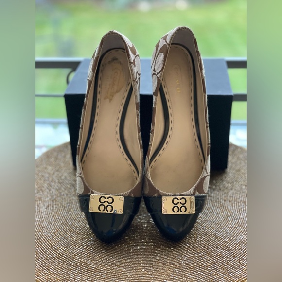 Coach Khaki Sig CC Pattern Close
Toe Wedge Dress Shoes w/Gold CC
Hardware - Picture 3 of 12